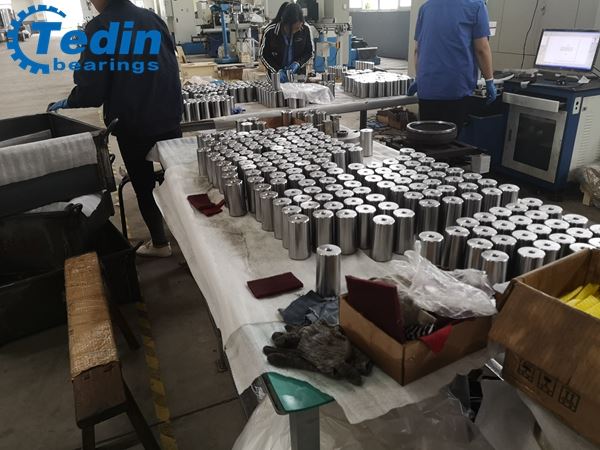 Tapered rollers for wind turbine bearings
